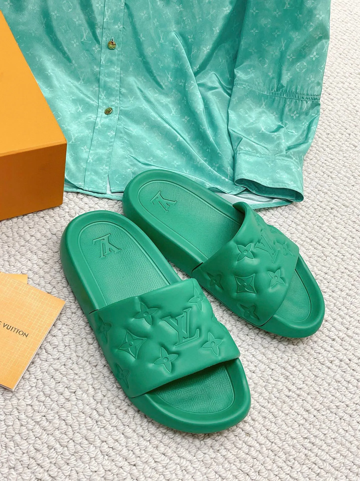 Factory price: 260💰【𝐋𝐕 Slippers】▪️Shoe size: Men's 38-45 ▪️Packaging: Counter top quality~original packaging 𝟐𝟎𝟐3 Louis Vuitton counter's new embossed slippers, L's monogram embossed slippers, Waterfront sandals are back, the upper buckle is embossed with LV's iconic Monogram pattern. Made of waterproof rubber with a comfortable and resilient insole. The lightweight, flexible outsole is embossed with the Louis Vuitton logo. ▪️Fabric: Original molded rubber foam surface ▪️Technology: embossed logo ▪️Sole: Original molded rubber foam outsole ▪️Sole thickness: 3CM.